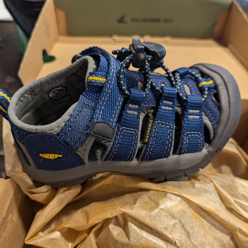 Keens toddler size 9 brand new in box
